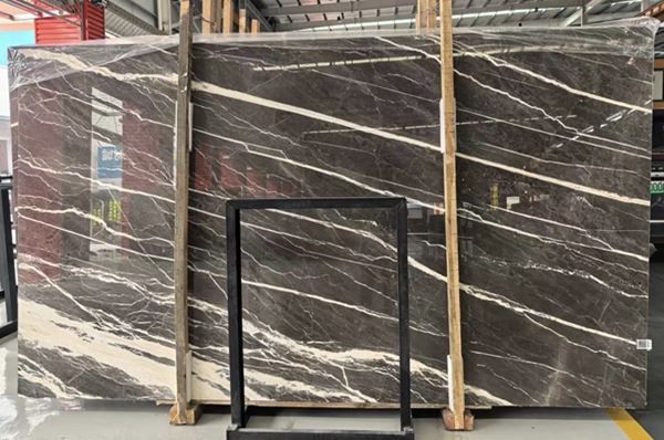 Marmor brown gyda gwythiennau gwyn